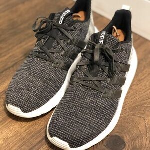 Pre-owned Adidas Questar Flow NXT sneakers in black / white. Men’s 10